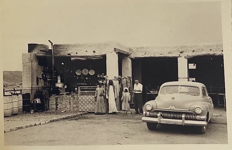 صورة قديمة لأحد المقاهي قرب الطائف