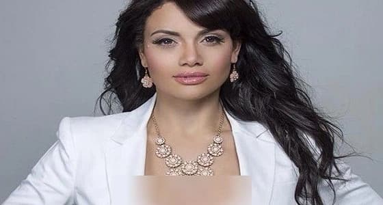 بالصور.. عارضة ملابس داخلية ليلًا وشرطية نهارًا