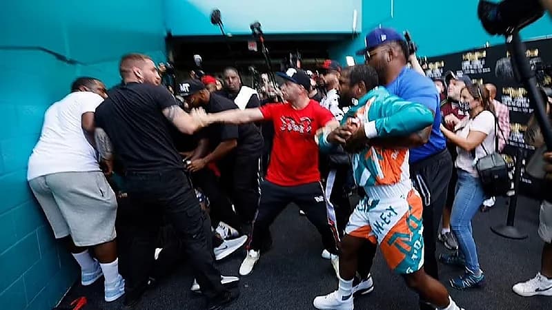 شاهد.. مشاجرة عنيفة بين الملاكم فلويد مايوي ومشهور اليوتيوب جيك بول