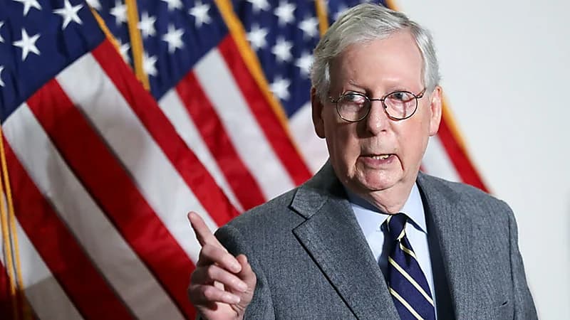 طالبان تأخذ أمريكيين ومترجمين أفغان رهائن في مطار مزار شريف