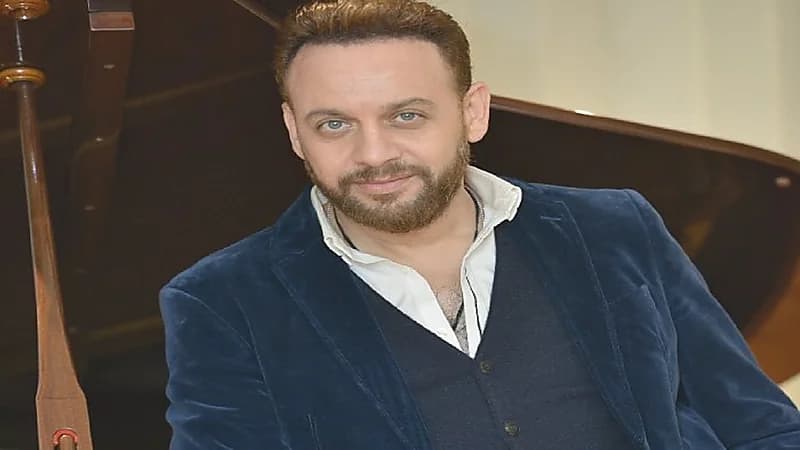 مصطفى قمر ينشر صورة لـ "والدته" تكشف عن الشبه الكبير بينهما