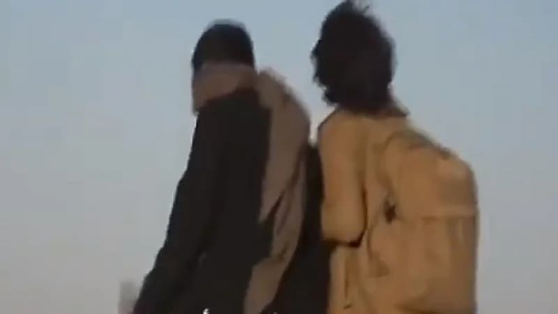 شاهد .. لحظة استسلام  عناصر من ميليشيا الحوثي في مأرب