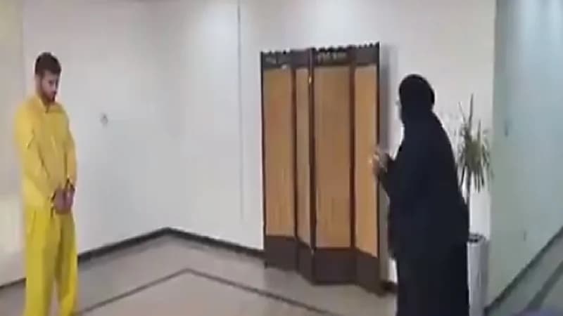 شاهد .. رد فعل والدة أحد ضحايا هجوم الكرادة عندما واجهت القاتل وجها لوجه