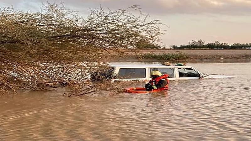 بالصور.. مدني حريملاء ينقذ أشخاص احتجزوا داخل مركبة