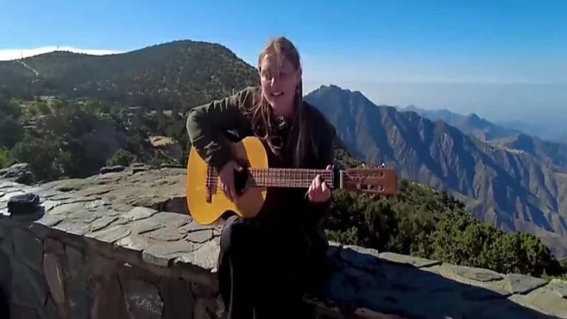 بالفيديو.. سائحة ألمانية تزور منطقة عسير لتعلم اللغة العربية