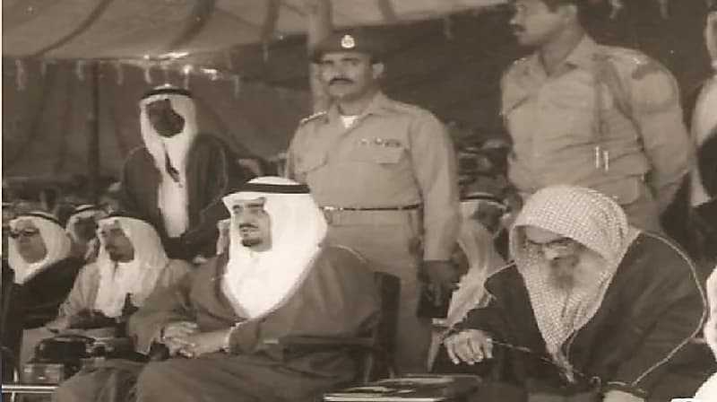 صورة نادرة تجمع الملك فهد بالشيخ "عبدالله بن يوسف الوابل"