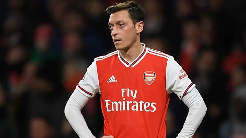 الكشف عن حقيقة اقتراب " أوزيل" من صفوف النصر