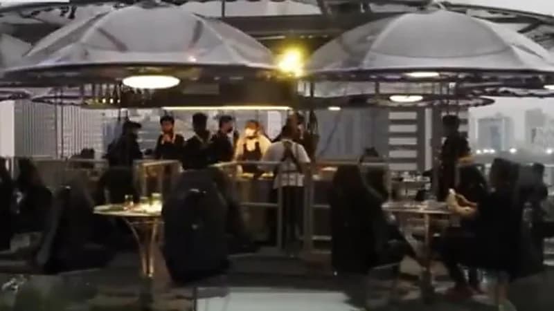 شاهد.. رواد مطعم يستمتعون بتناول العشاء في السماء 