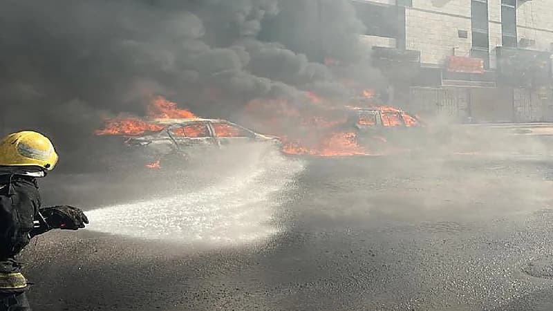 إصابة شخصين إثر حريق في مركبتين بحي النزهة