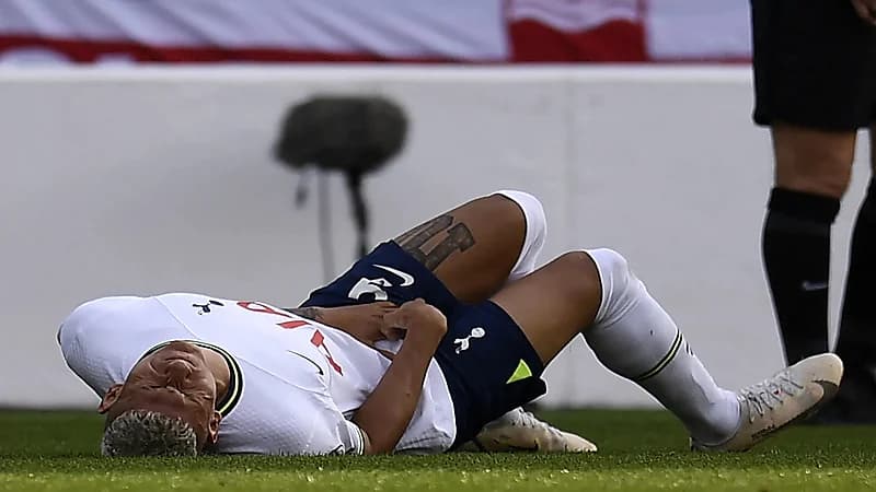 بالفيديو.. للاعب توتنهام حاول التباهي بالكرة فتلقى ضربة موجعة