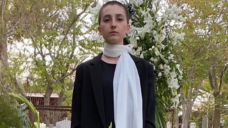 بالصور.. فتاة تحلق رأسها وتتحدى السلطات الإيرانية