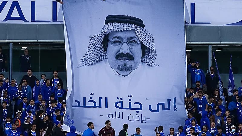 لافتة جماهير الهلال لرئيس النادي الراحل .. فيديو