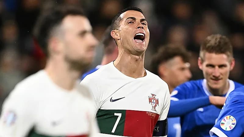 رونالدو في لفتة إنسانية مع طفل من ذوي الهمم .. صورة