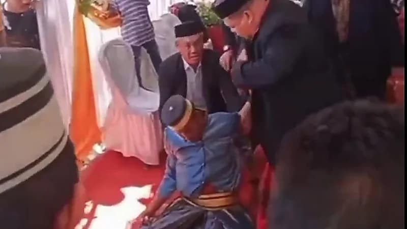 حادثة مأساوية تؤدي بحياة شاب فى حفل زفاف اندونيسيا … فيديو