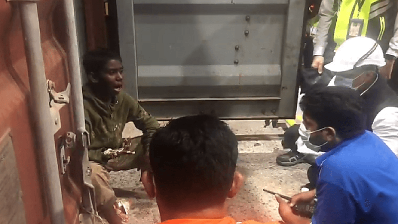 اختبأ في حاوية ببنغلاديش خلال لعبه مع رفاقه.. وخرج منها ليجد نفسه بماليزيا