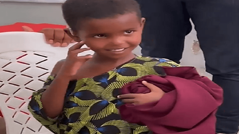 بالفيديو.. ردة فعل طفلة تسمع لأول مرة بواسطة جهاز السمع