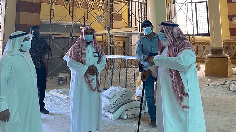 بالصور.. "العنزي" يزور الجوامع بالحدود الشمالية