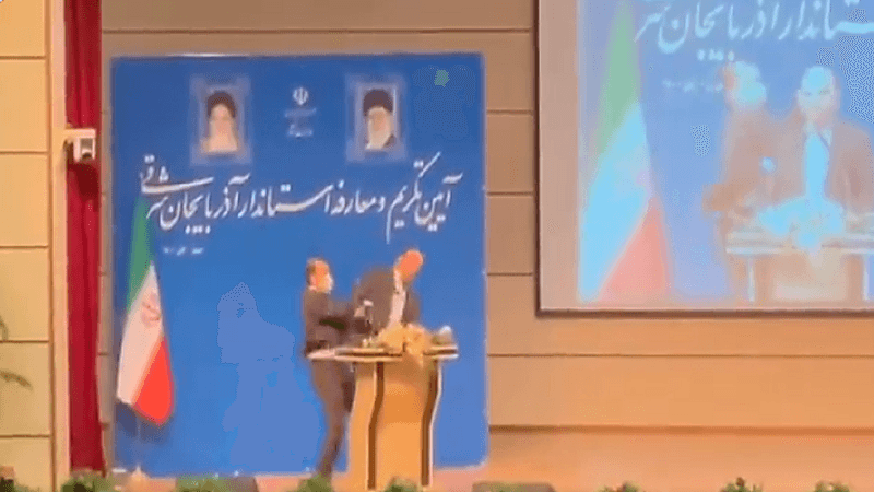 بالفيديو.. مسؤول إيراني يتلقى صفعة قوية أثناء حفل تنصيبه