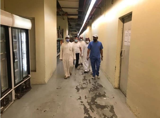 بالفيديو.. أمير الباحة يبدي أعجابه بقصيدة ألقاها طفل أمامه ويهديه ساعته