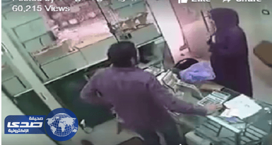 بالفيديو.. امرأة تسرق محل ذهب بخدعة ماكرة