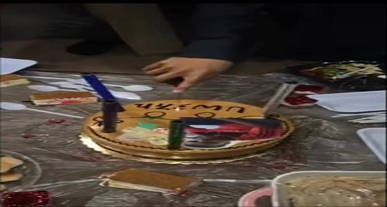 بالفيديو..احتفال شباب ببقعاء مع وافد سوداني بعد تلقيه خبرا سارا من أهله