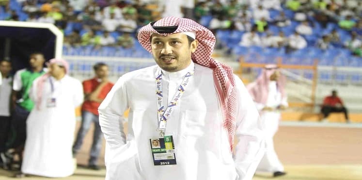 رئيس الأهلي السابق يتعرض لكسر في الساق