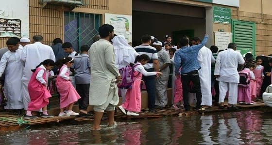 أولياء أمور ينشئون جسر بدائي لعبور بناتهن بحيرات المياه الجوفية المحاصرة لمدرستهن