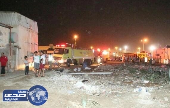 بالصور..إصابة شخصين باختناق إثر حريق بمنزل شعبي في جازان