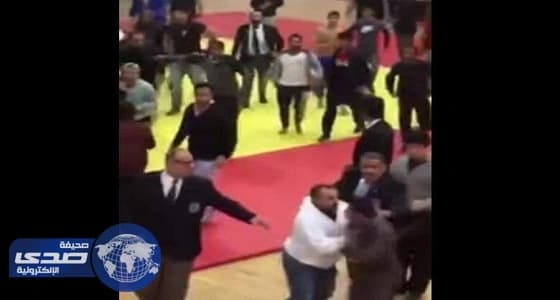 بالفيديو..  تشابك بالايدي والعصي في بطولة للجودو بالكويت