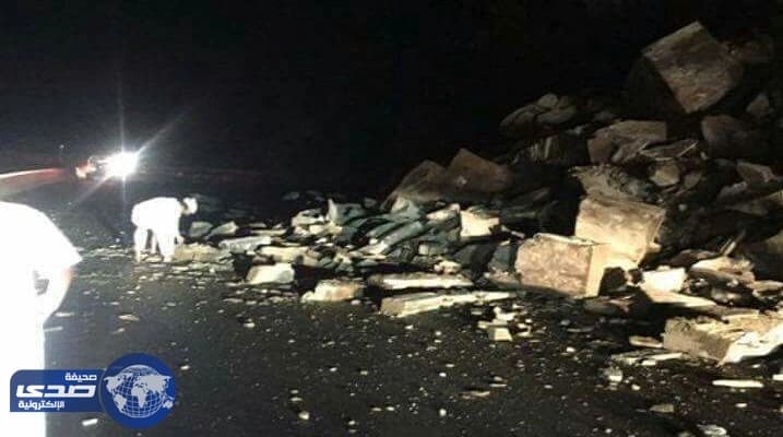 اغلاق طريق نجران – أبها بالقرب من عاكفة جراء تساقط الصخور
