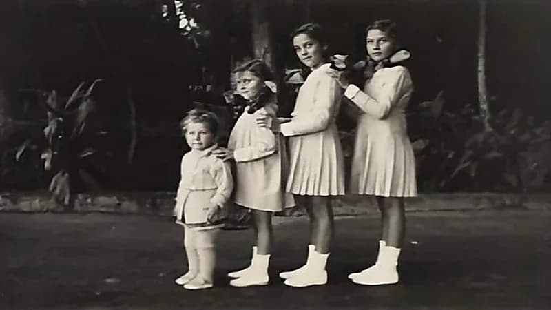 صور تذكارية نادرة لبنات وشقيقات ملك مصر "فاروق الأول"