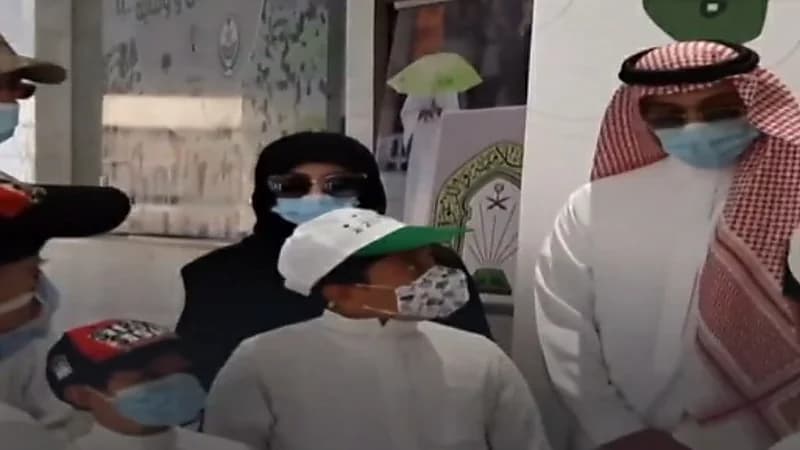 6 إخوة ينفذون وصية والدهم ويساعدون ضيوف الرحمن بالمشاعر المقدسة "فيديو"