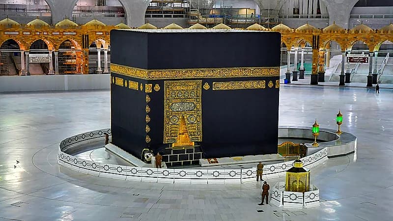 بالفيديو .. فريق مختص ينظف ويُعقم سطح الكعبة المشرفة في 20 دقيقة