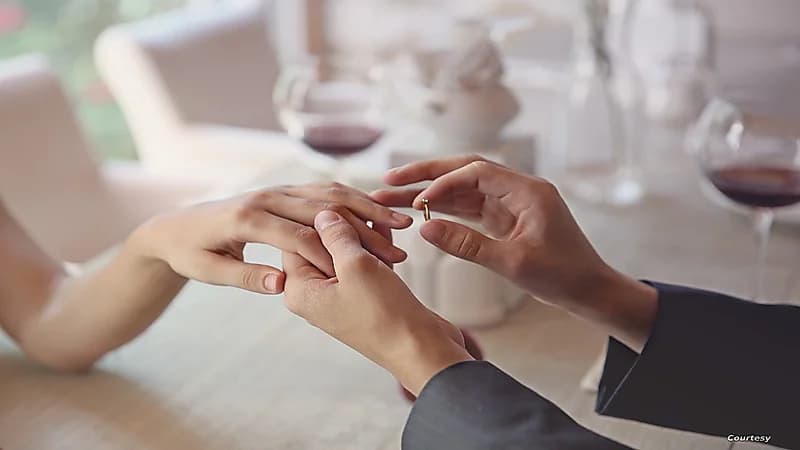 معلم يتزوج من طالبة تصغره بـ ٢٦ عامًا