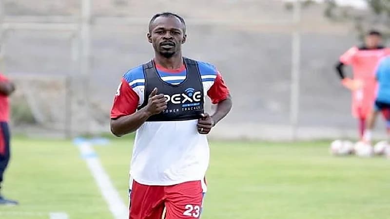 عدنان فلاته وعساف القرني يقتربان من نادي الطائي