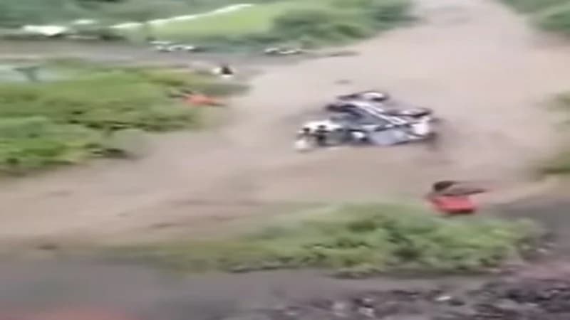 شاهد.. قائد مركبة متهور يقتحم مجرى سيل جارف ويتسبب في مصرع امرأة وطفلتها 