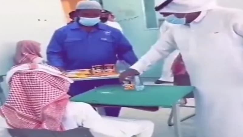 شاهد.. مدير مدرسة يوزع الوجبات المجانية على الطلاب في أول يوم دراسة