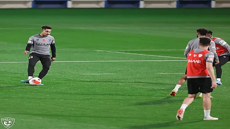 بالصور.. الهلال يؤدي تدريبا اعتياديا على الملعب الرئيسي بالنادي