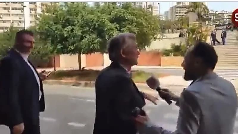 وزير لبناني يرد على أجوبة صحافي بأغنيات