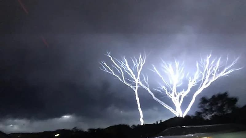 شاهد.. تصاعد البرق إلى السماء في ظاهرة نادرة