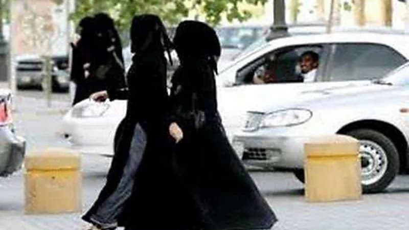 3 فتيات يلجأن لحيلة ماكرة لسرقة سيارة شاب متحرش