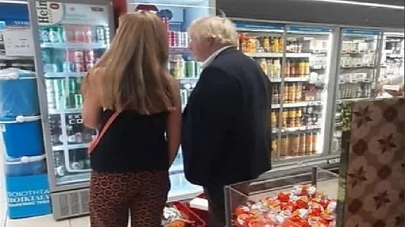 فيديو لـ "بوريس جونسون" يتسوق في أحد متاجر اليونان
