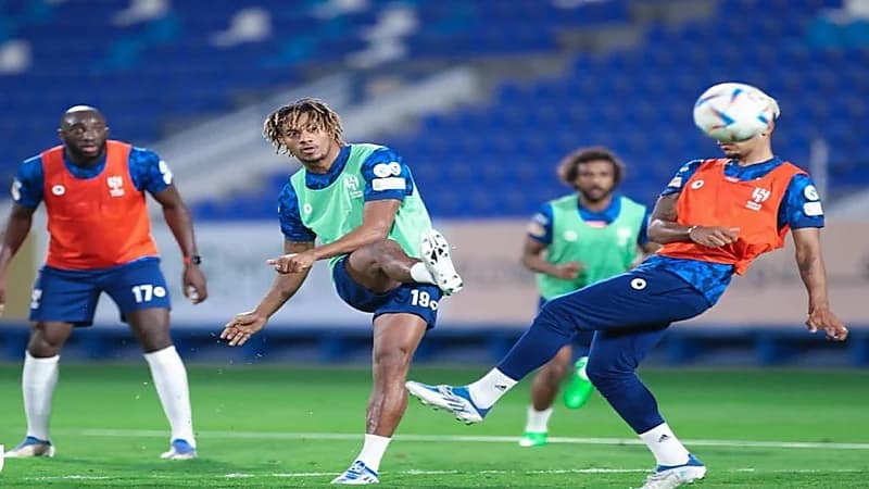 رباعي الهلال يواصلون تدريباتهم التأهيلية 