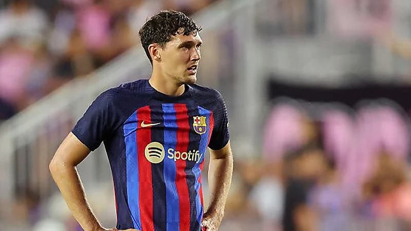 مدافع برشلونة يعاني من إصابة في الكاحل