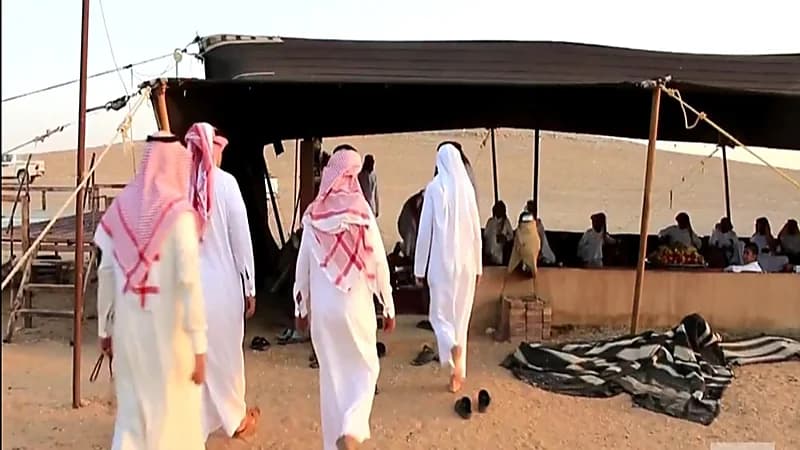 شاهد.. مواطن ينصب خيمته منذ 20 عاما على إحدى الطرق السريعة لاستقبال وضيافة المسافرين