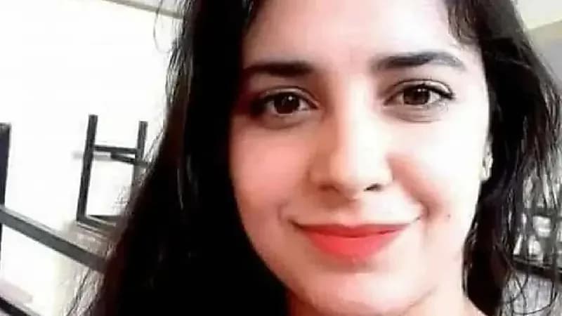 شاب يسكب البنزين ويضرم النار في فتاة لرفضها الزواج منه