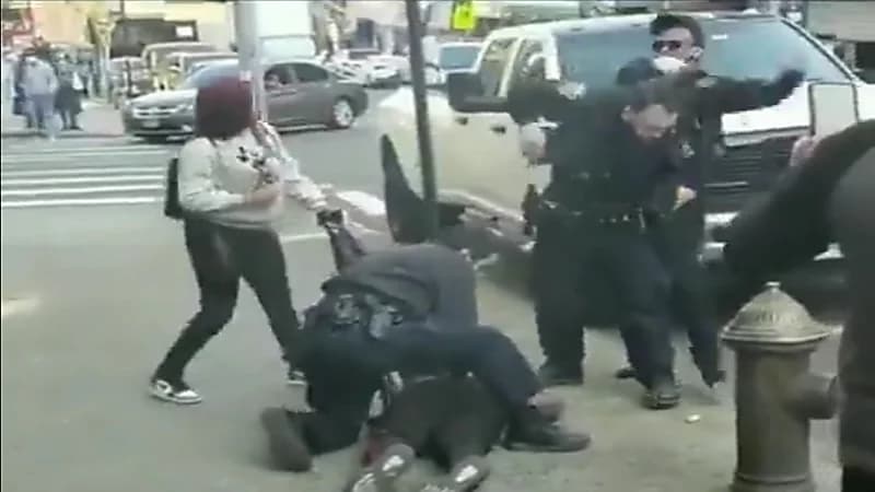 شاهد.. شخص يوجه لكمات من الخلف لشرطي أمريكي خلال انشغاله بالقبض على متهم