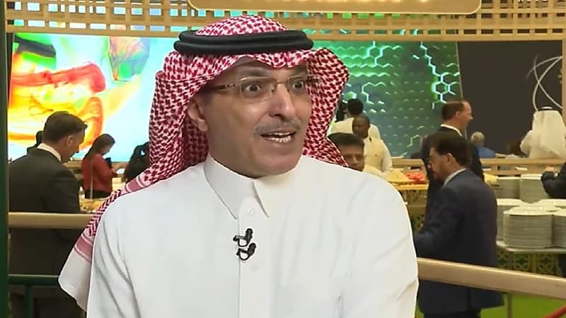 هل سيتم إعادة النظر بضريبة القيمة المضافة..الجدعان يجيب