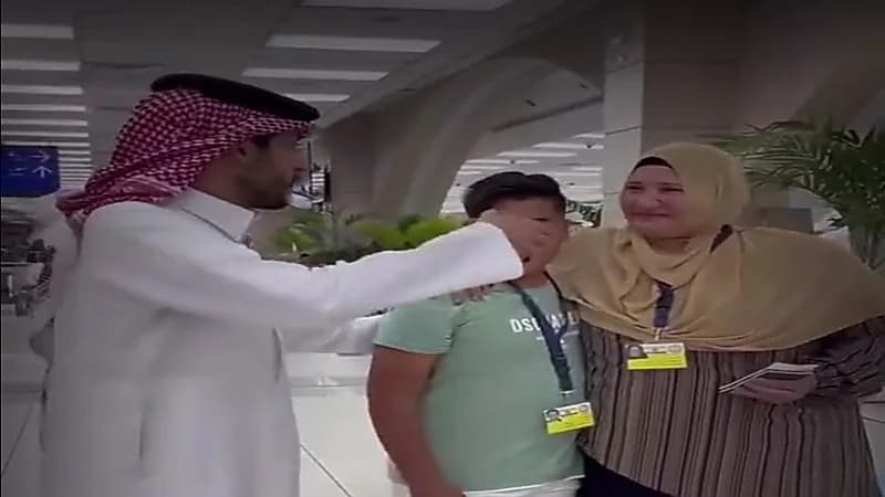شاهد.. شاب سعودي يُحقق حلم سيدة مصرية بزيارة مكة لأداء عُمرة