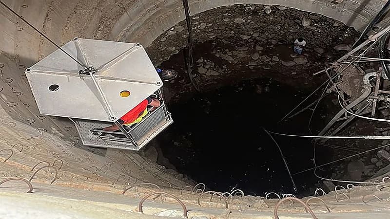 صور..لحظة إنقاذ شخص علق في بئر بأبها